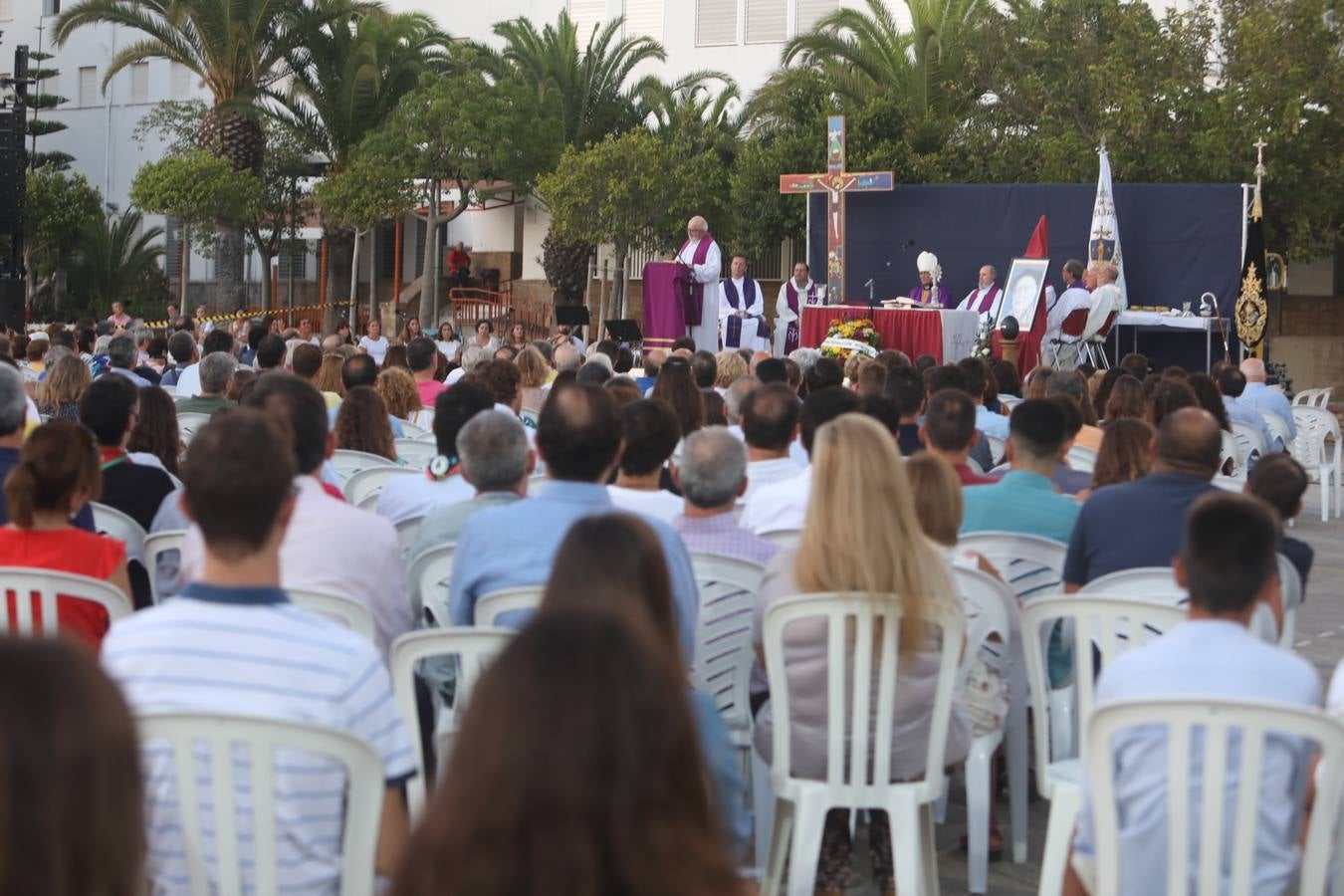 El sentido adiós al padre Luis Castro en el colegio San Felipe Neri, en imágenes