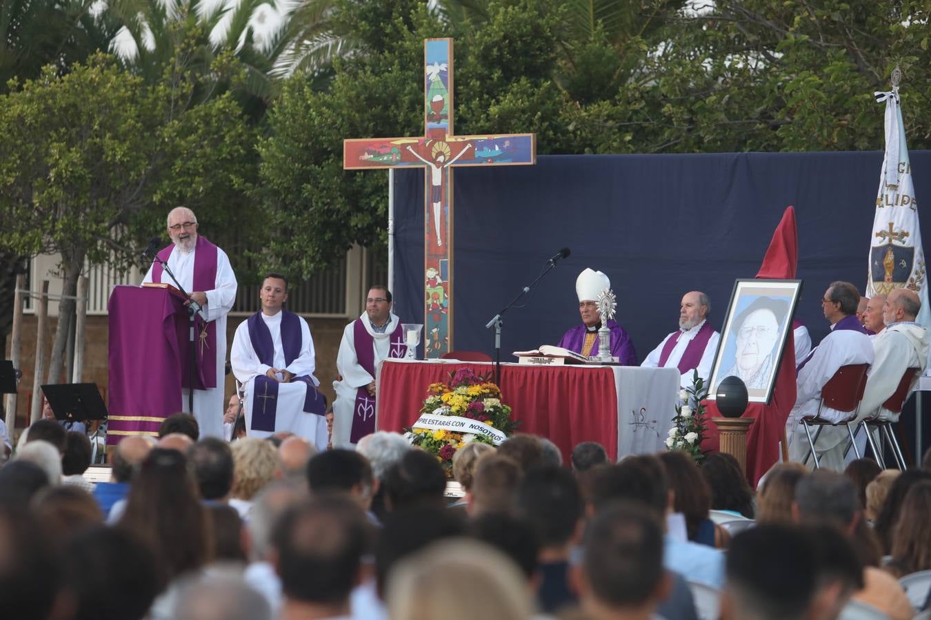 El sentido adiós al padre Luis Castro en el colegio San Felipe Neri, en imágenes