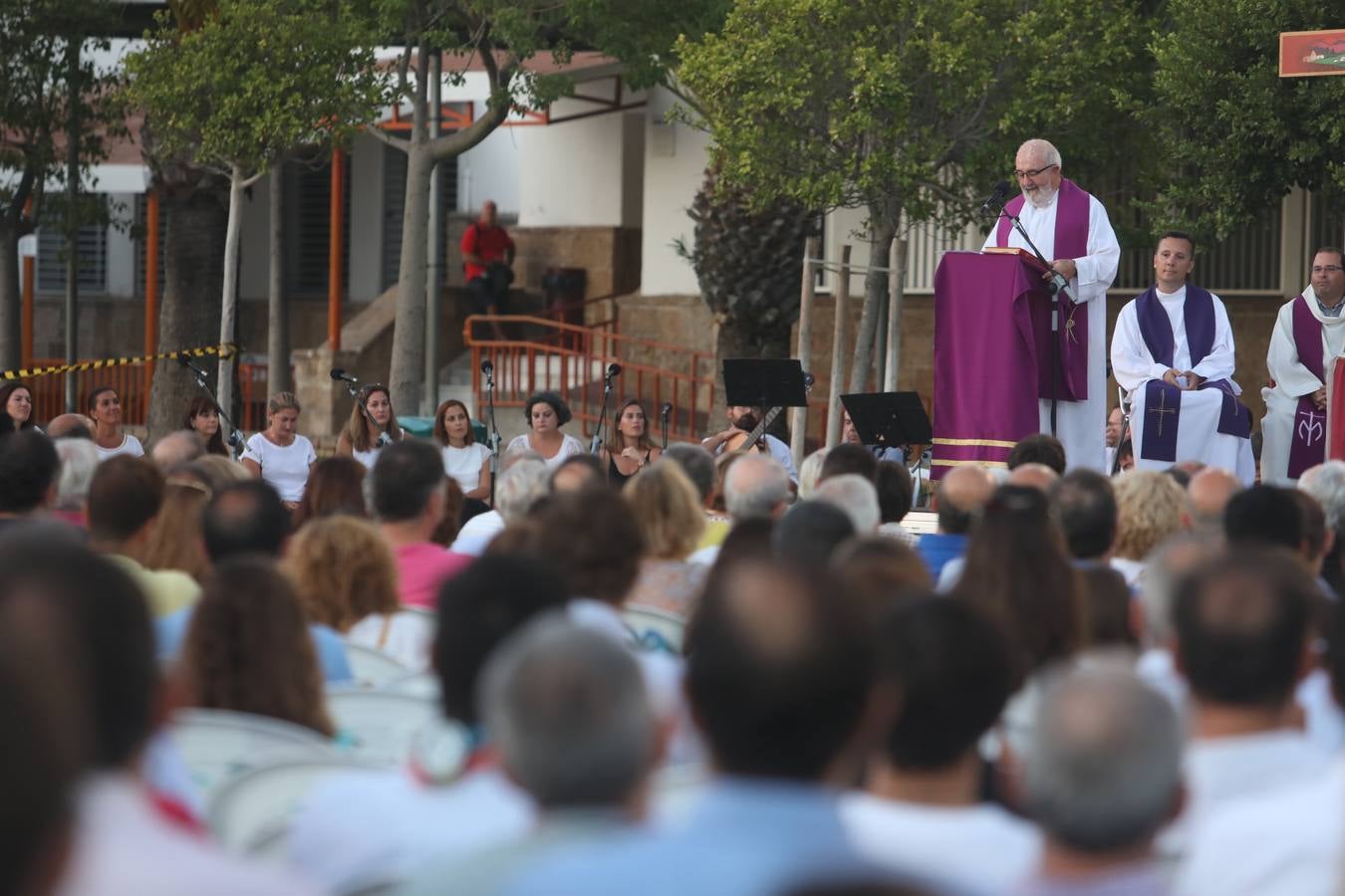 El sentido adiós al padre Luis Castro en el colegio San Felipe Neri, en imágenes