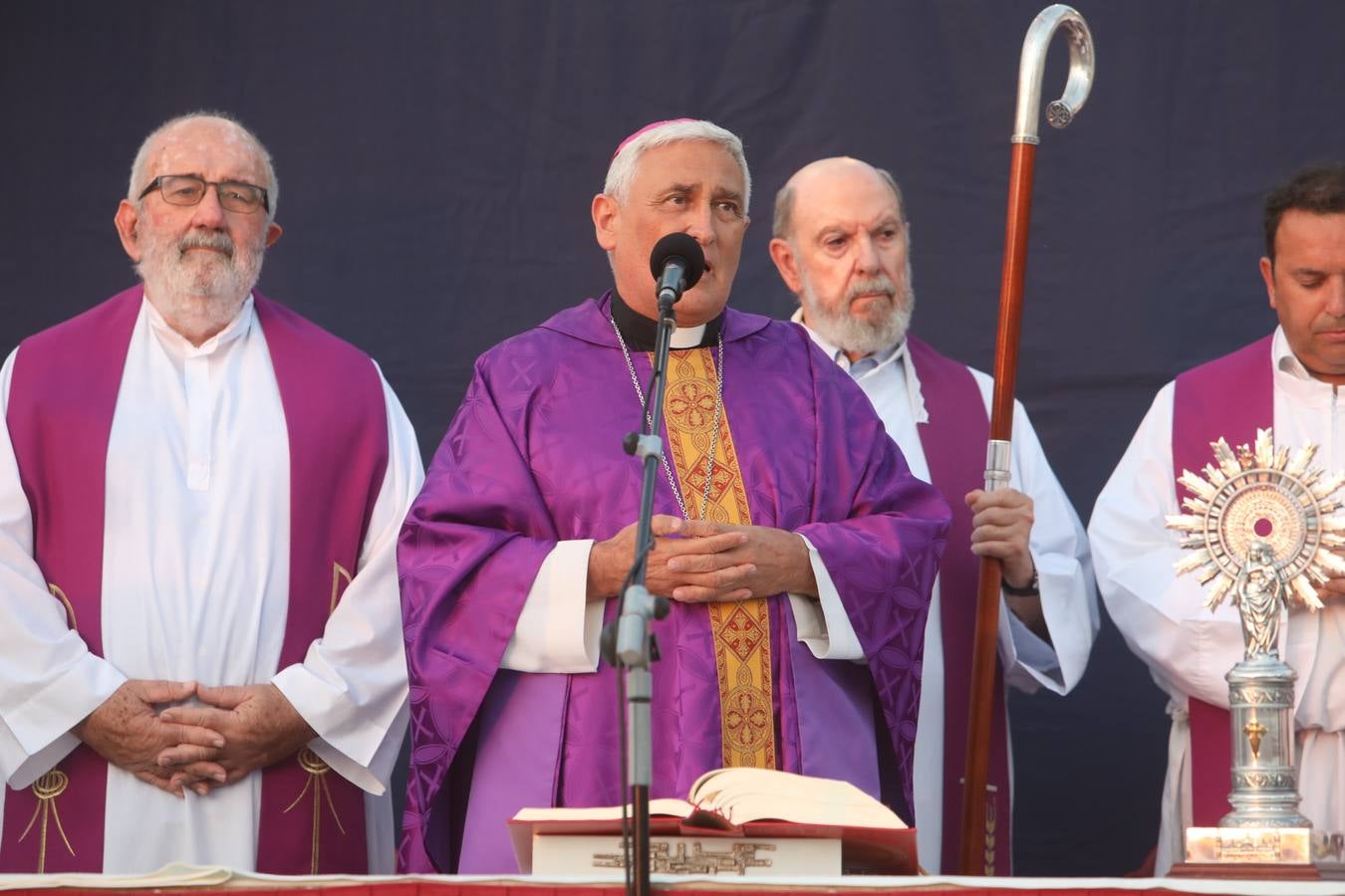 El sentido adiós al padre Luis Castro en el colegio San Felipe Neri, en imágenes