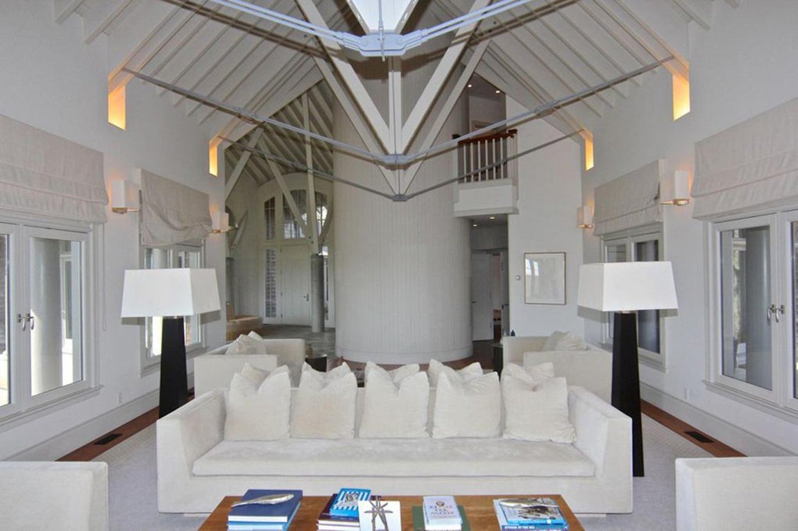 La mansión cuenta además con dos zonas para invitados.