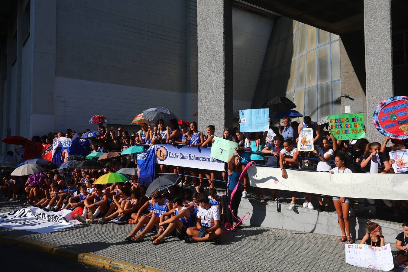 Fotos: Protesta por el mal estado de las instalaciones deportivas en Cádiz