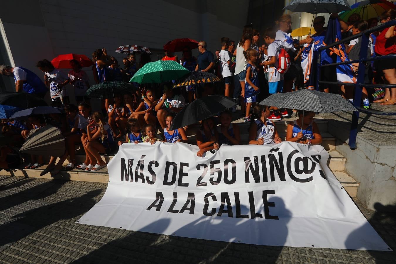 Fotos: Protesta por el mal estado de las instalaciones deportivas en Cádiz