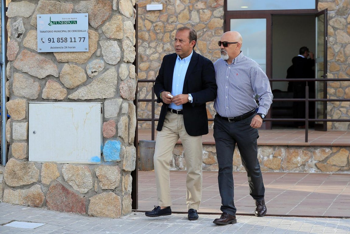 Luis (d), hermano de la esquiadora Blanca Fernández Ochoa, a su llegada a la capilla ardiente de su hermana. 