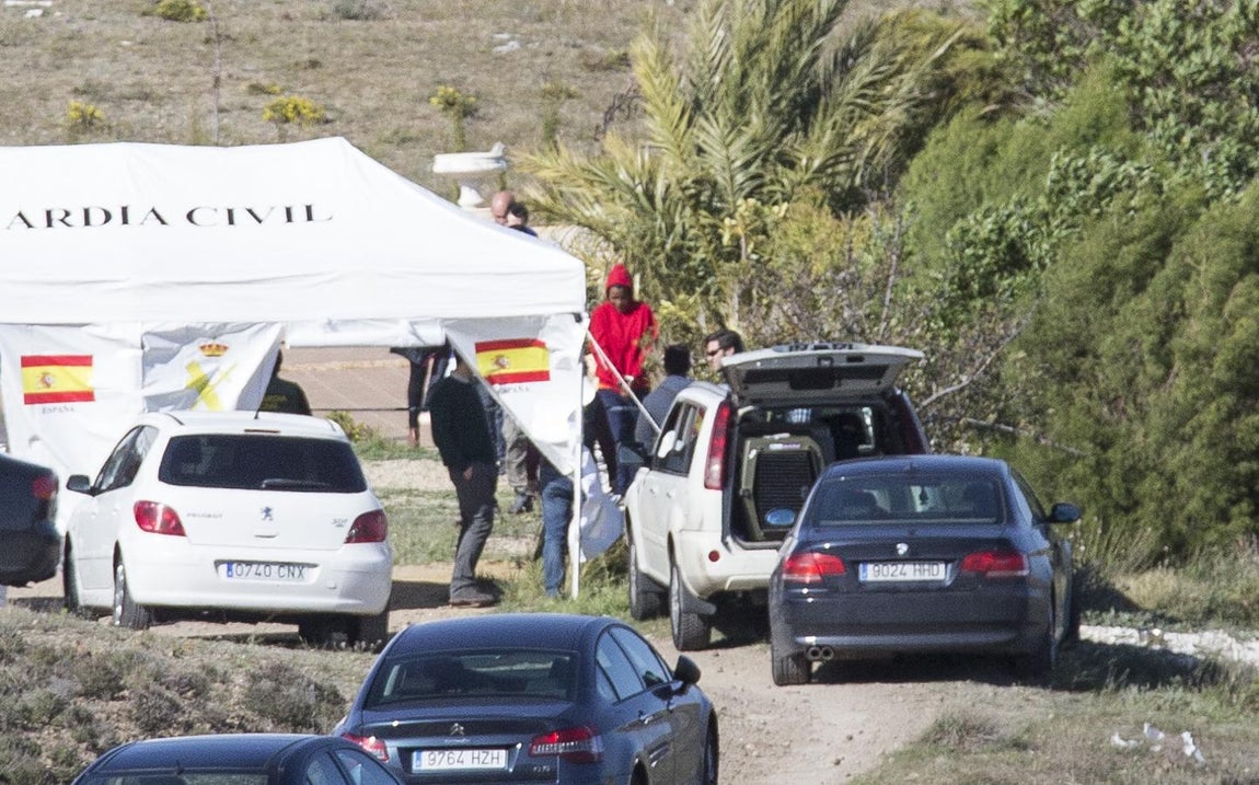 Ana Julia en la reconstrucción del crimen que se hizo en la finca de Rodalquilar, donde cavó la tumba de Gabriel. 