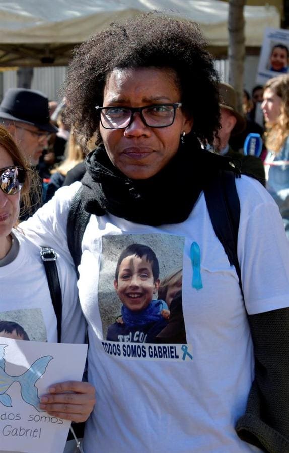 Ana Julia Quezada con una camiseta de «Todos somos Gabriel» simula estar muy apenada por la desaparición del pececito. 