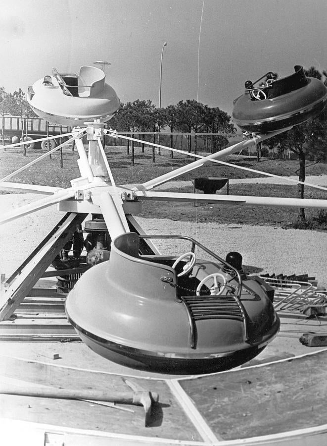 Volando en «OVNI».... Volar, siquiera fuera a pocos metros del suelo, en una de estas naves interestelares era una de las atracciones de las que pudieron disfrutar los primeros madrileños que visitaron el Parque de Atracciones.