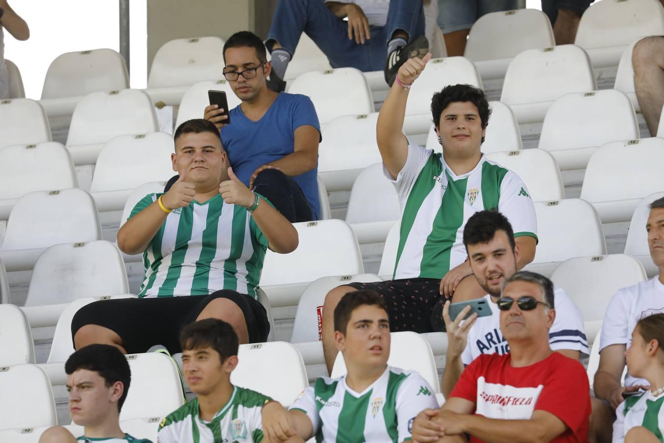 El ambiente en la grada del Córdoba CF-Murcia, en imágenes