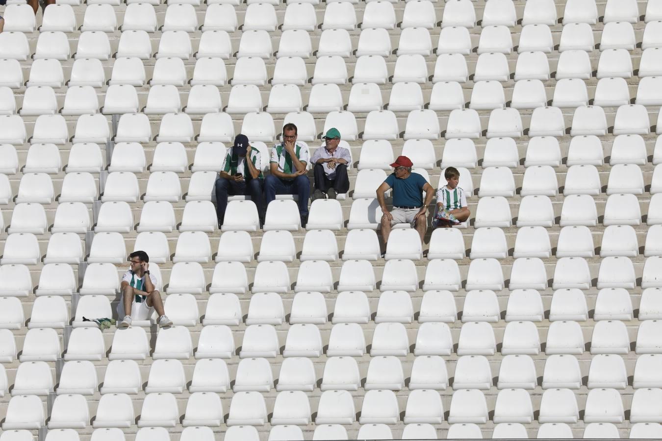 El ambiente en la grada del Córdoba CF-Murcia, en imágenes