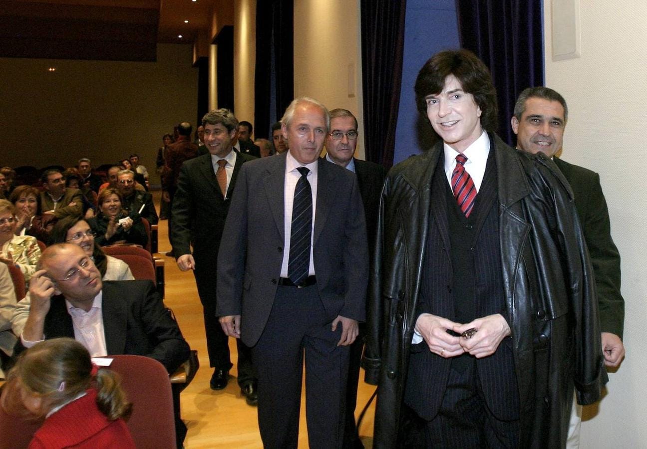 2006: Camilo Sesto presenta, junto al presidente de la Diputación de Córdoba, presenta el disco en honor al deporte Bujalanceño. (Foto de Roldán Serrano). 