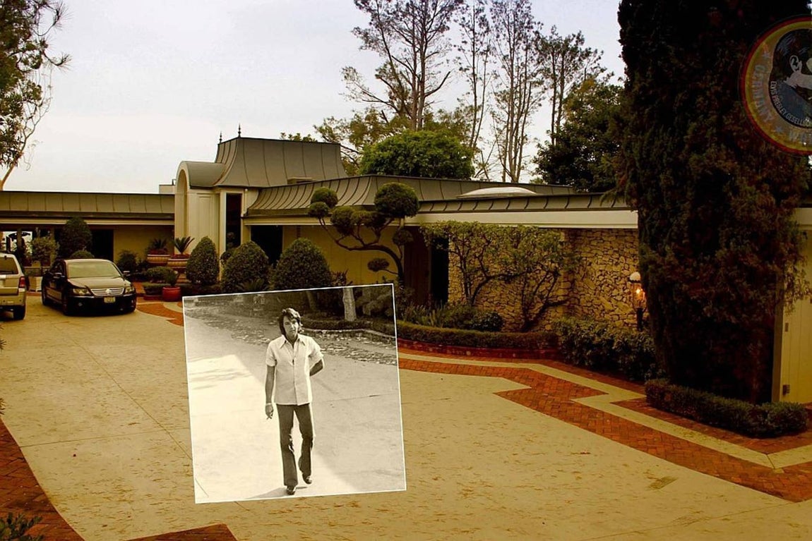 En una de las fotos compartidas en el anuncio de alquiler de la plataforma, vemos al rey del rock en la entrada de la vivienda.