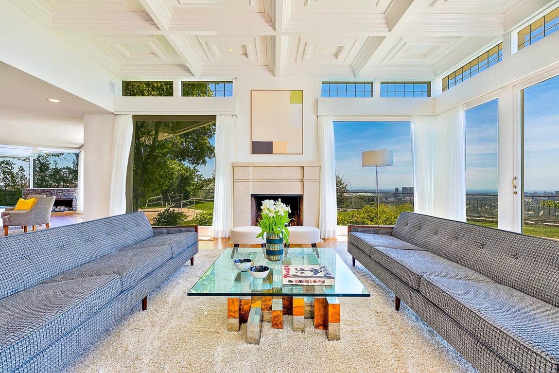 La mansión de 500 metros cuadrados se encuentra situada en una finca de algo más de 5.500 metros cuadrados, en los que se garantiza una máxima discrección y aislamiento del exterior.