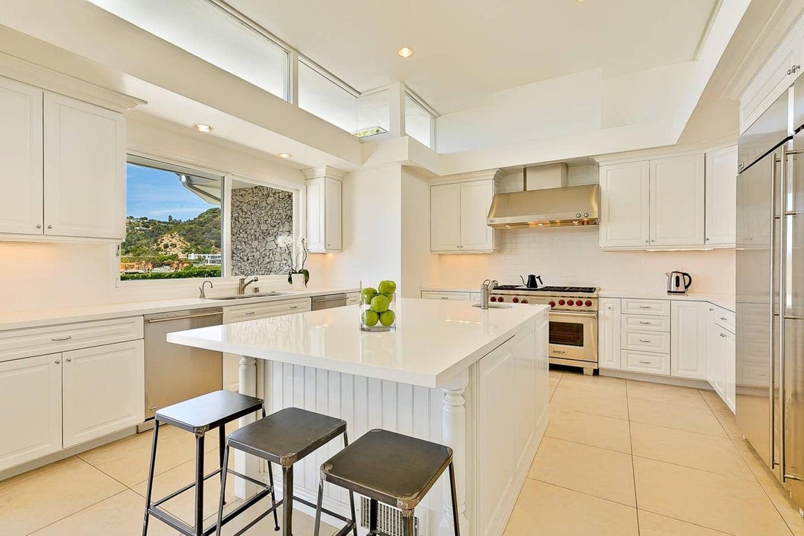 En la decoración de la vivienda predominan los colores neutros como el blanco y materiales nobles como la madera, el mármol o el acero.