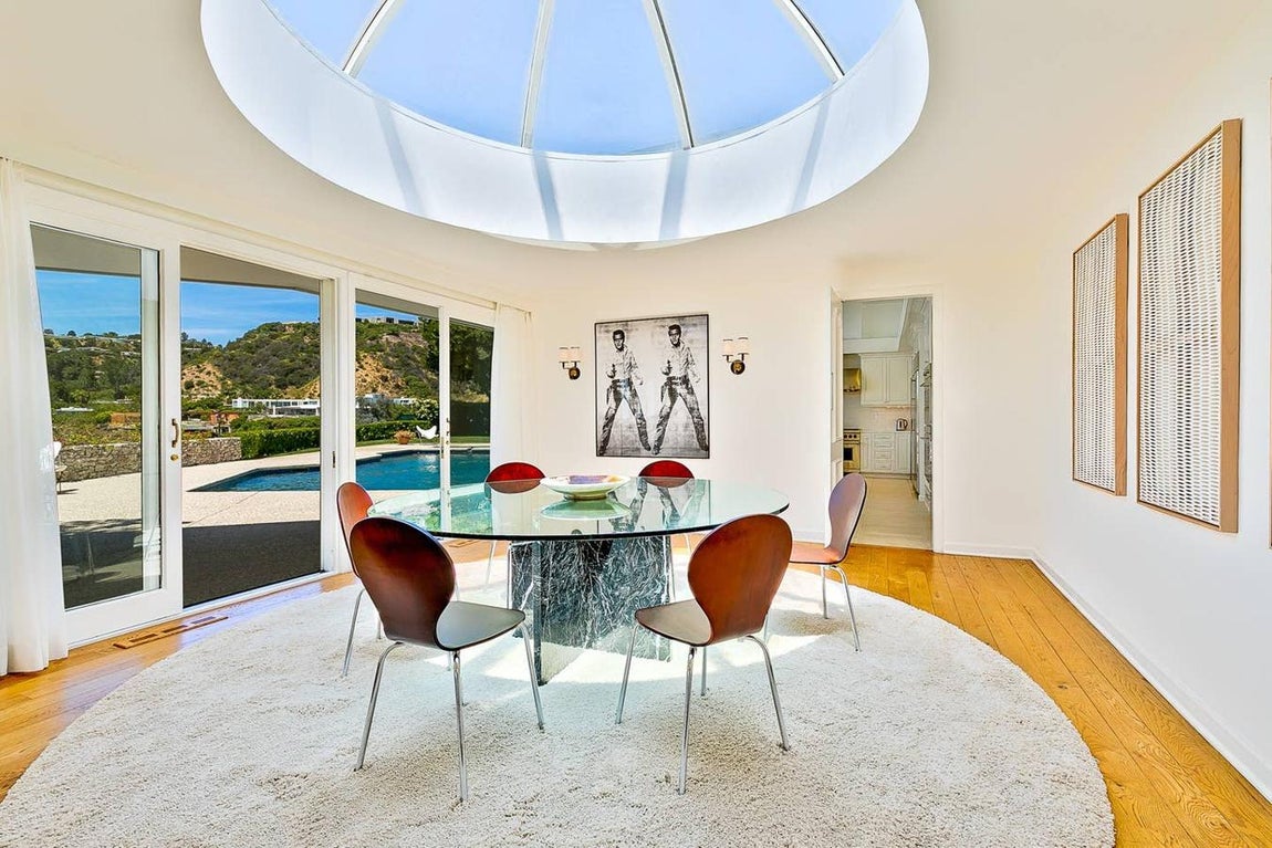 La luz natural y las enormes cristaleras distribuidas por toda la vivienda, ofrecen unas vistas espectaculares de la zona.