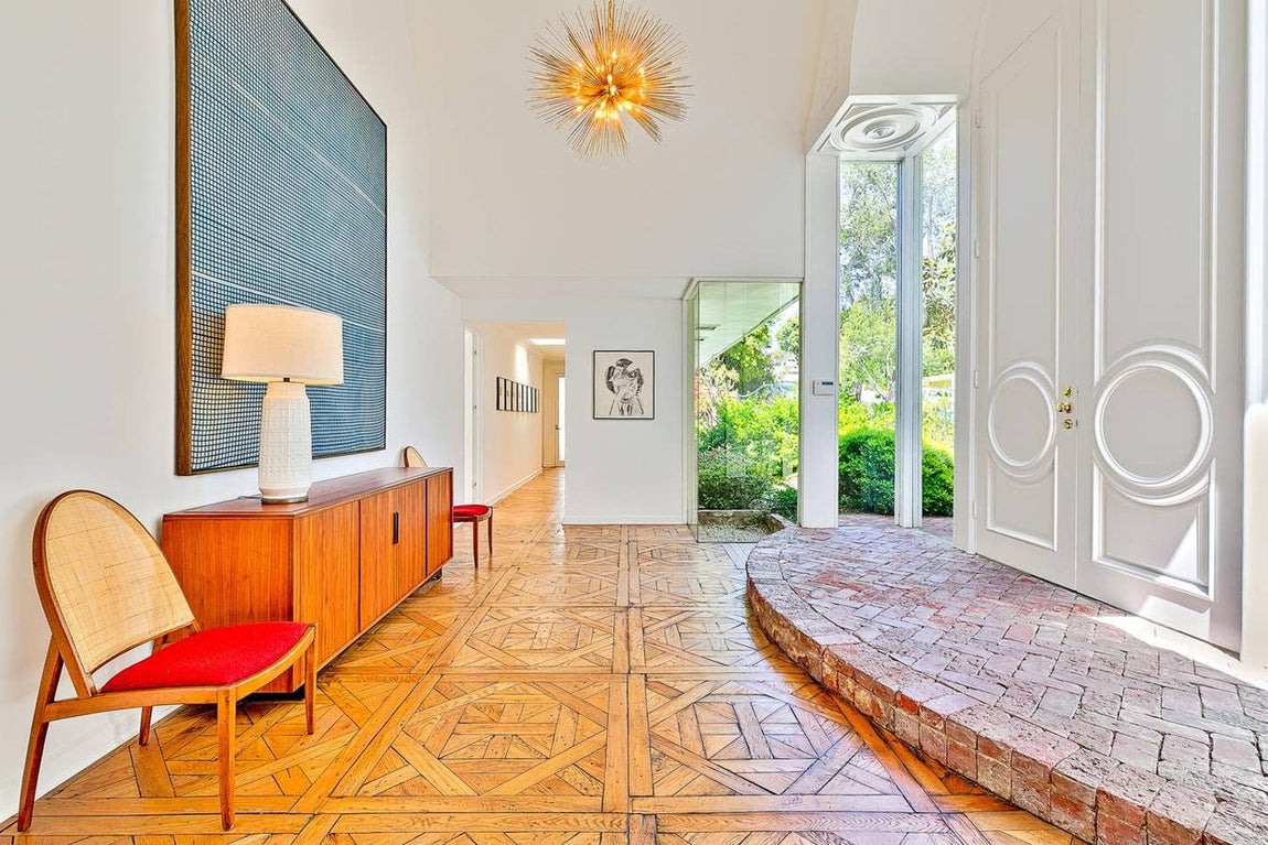 Uno de los detalles más característicos de ella es que todavía conserva las puertas originales, que han quedado inmortalizadas en algunas de las películas de Presley y en muchas de las fotografías en las que el cantante aparecía firmando autógrafos a sus admiradores.