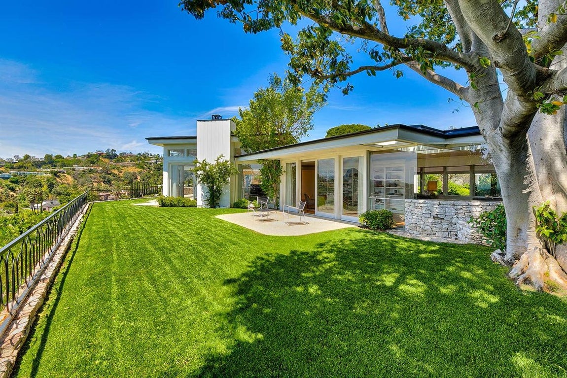 Este barrio desde el que puedes observar Beverly Hills y West Hollywood ha sido el lugar de residencia de famosos como Frank Sinatra, Richard Nixon, Jennifer Aniston y recientemente el cofundador de Uber compró una mansión en esta zona.