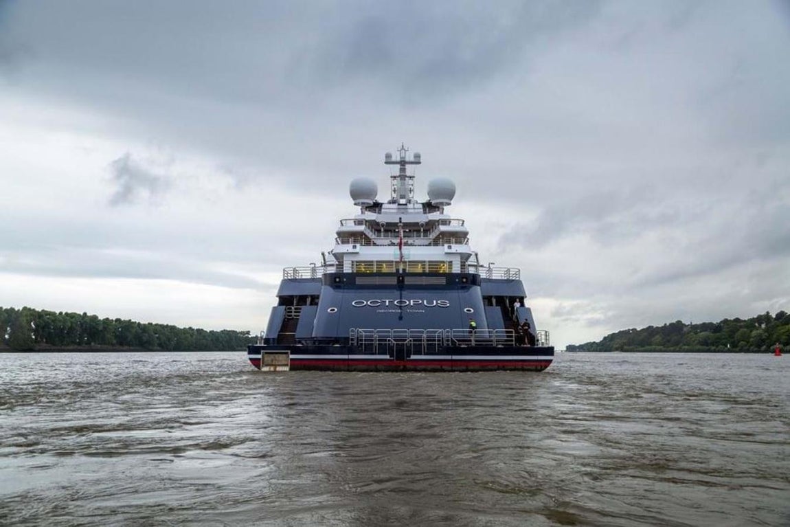 El filántropo multimillonario usó su megayate para localizar numerosos buques de guerra hundidos, aviones derribados e incluso lo prestó a la Royal Navy británica para sacar una campana antigua de las profundidades del estrecho de Dinamarca en 2012.