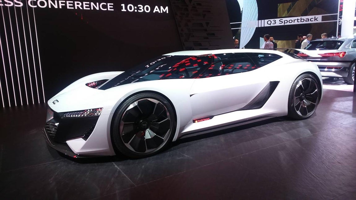 Audi AI: RACE. Se trata de un automóvil deportivo de alto rendimiento con accionamiento eléctrico: por primera vez, Audi presenta un auto conceptual y de diseño técnico en la Pebble Beach Automotive Week en Monterey, California. El Audi AI: RACE totalmente eléctrico presenta una visión radical para el automóvil deportivo de alto rendimiento del mañana. Amplio y plano, visiblemente inspirado en el túnel de viento y la pista de carreras, su propia presencia indica que está destinado a superar los límites