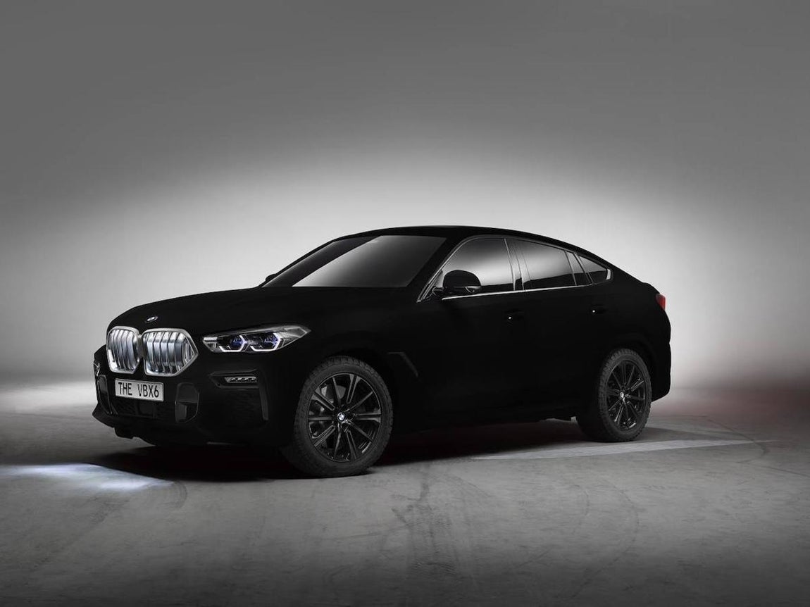 BMW X6 Vantablack. El Salón Internacional de Frankfurt ha sido el telón de fondo para la presentación mundial de la tercera generación del BMW X6, el coche que creó el segmento de los Sports Activity Coupés hace ya diez años. Pero se ha presentado a través de un automóvil único y espectacular, con un acabado de pintura de nanoestructura VBx2 denominado Vantablack, que realza a la perfección el expresivo lenguaje de diseño del nuevo BMW X6 y su dominante y muscular apariencia. Este exclusivo show car es el resultado de la colaboración entre BMW y Surrey NanoSystems, inventores de la tecnología Vantablack