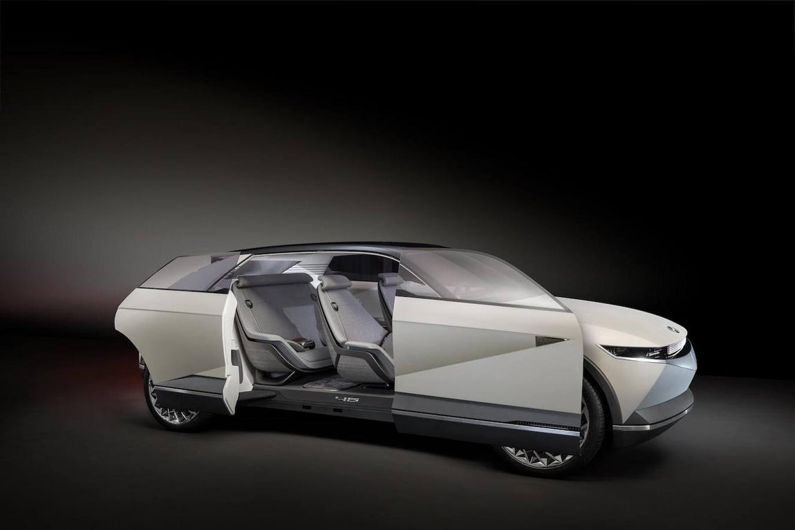 Hyundai 45 EV Concept. Como un homenaje a su herencia y reinventado para el futuro, Hyundai ha creado el 45 EV Concept, que presagia una nueva era del diseño automotriz de la marca coreana centrado en la electrificación, las tecnologías autónomas y el diseño inteligente. Echar un vistazo al pasado es esencial para avanzar, y el estilo exterior «dramático» del 45 excita la imaginación y se inspira en el vehículo que estableció el ADN de diseño de Hyundai, el Pony Coupe Concept de 1974. El carácter se define por su cuerpo de estilo monocasco, diseño aerodinámico y liviano inspirado en aviones de la década de 1920