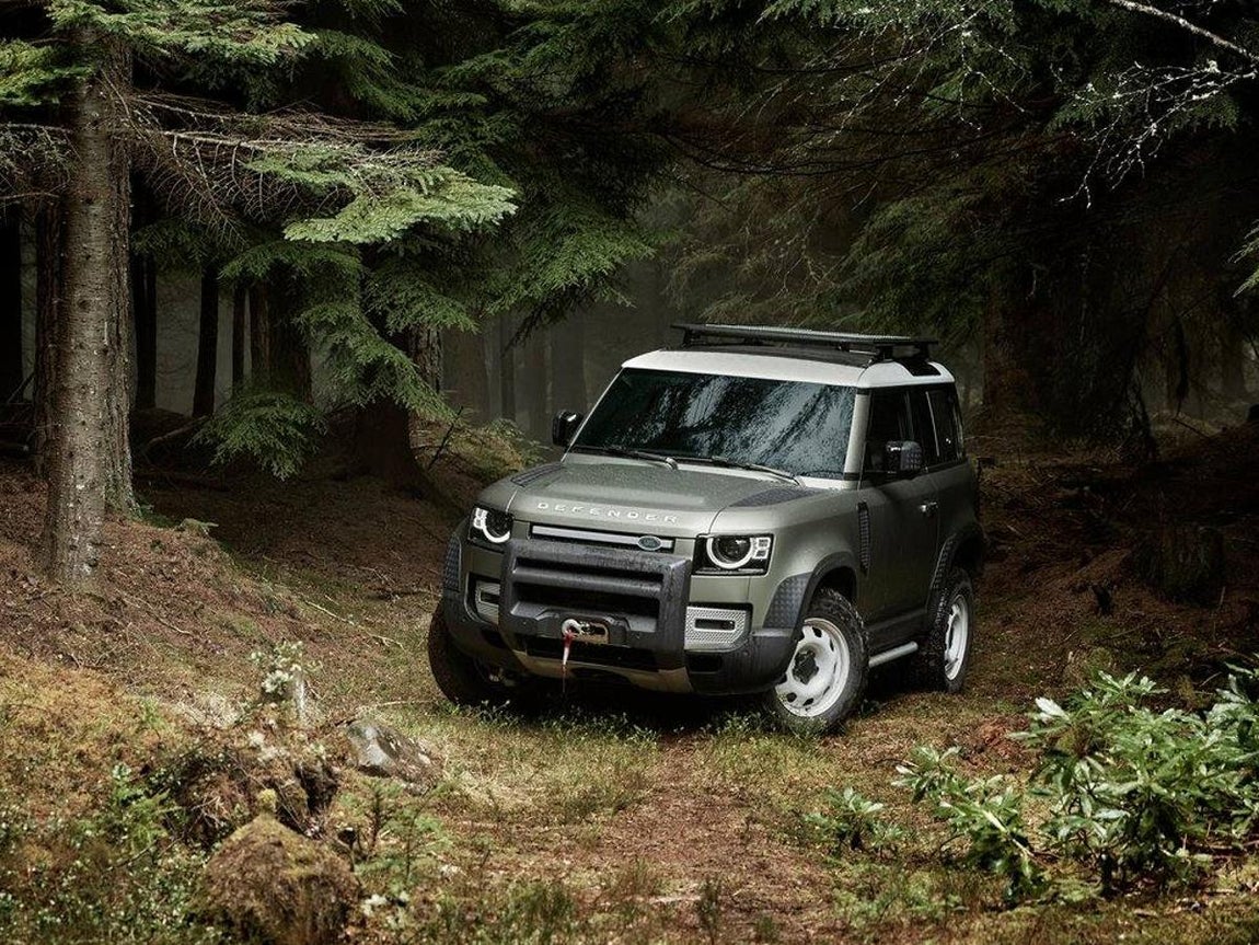 Land Rover Defender. Land Rover resucita el legendario Defender cuatro años después de dejar de producirlo y lo hace con una versión actualizada a las exigencias del Siglo XXI, pero conservando la esencia aventurera que dio origen a la marca en 1948. Estará disponible con dos longitudes de carrocería, la 110 (4,758 metros) y la 90 (4,323 metros), esta última llegará al mercado a finales del 2020