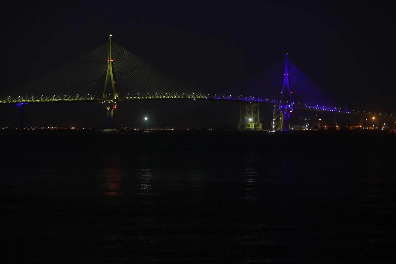 El puente de La Pepa se ilumina con los colores del Cádiz CF