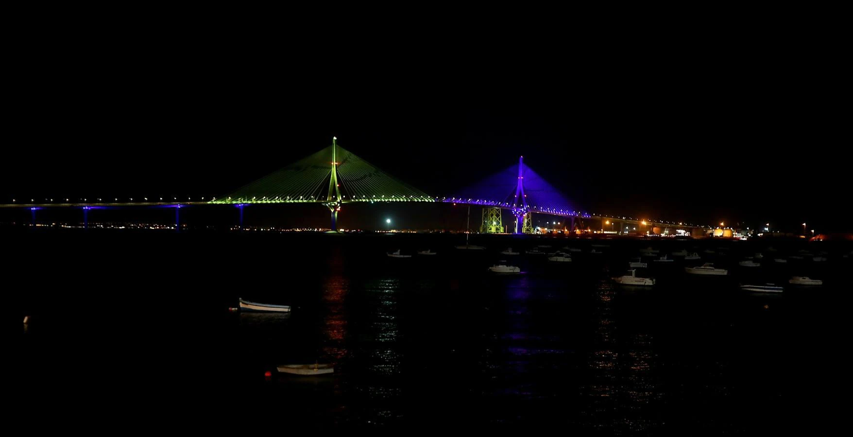 El puente de La Pepa se ilumina con los colores del Cádiz CF