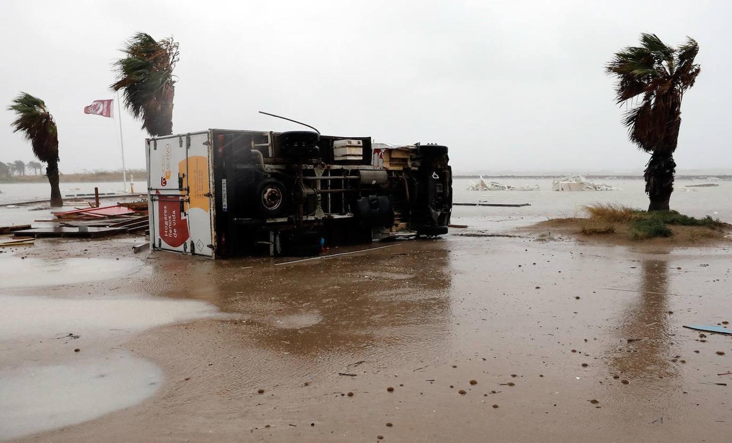 Un camión arrastrado como consecuencia del paso de un tornado esta noche en la playa de Las Marinas de Denia en la que han caído mas de 100 litros de agua por metro cuadrado. 