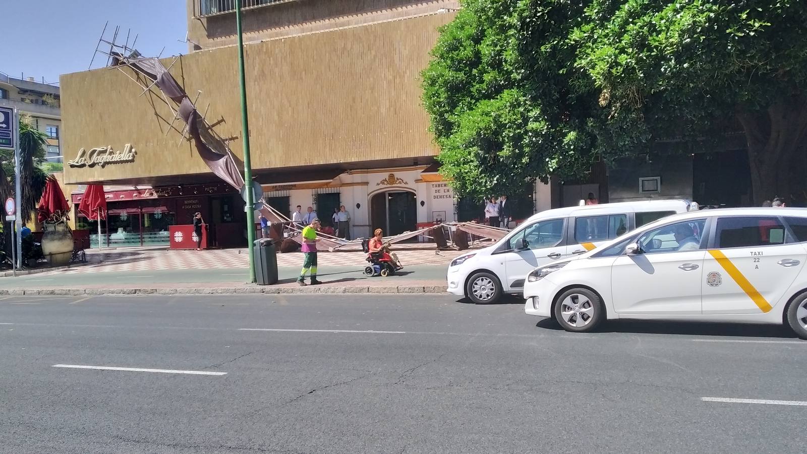 En imágenes, cae parte del andamiaje de la obra del hotel Los Lebreros de Sevilla