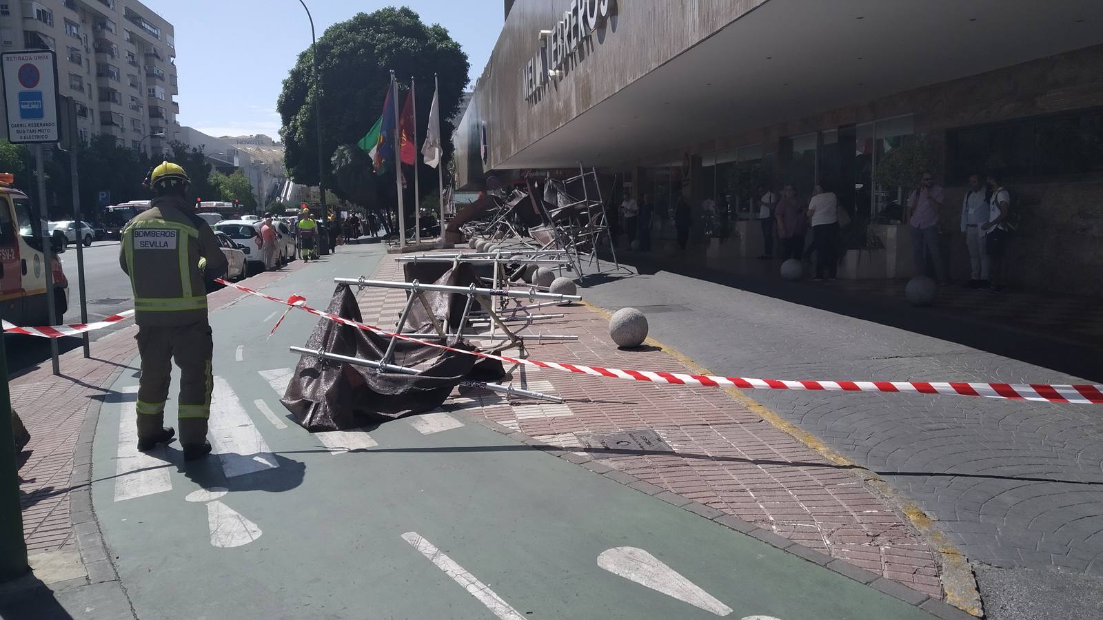 En imágenes, cae parte del andamiaje de la obra del hotel Los Lebreros de Sevilla