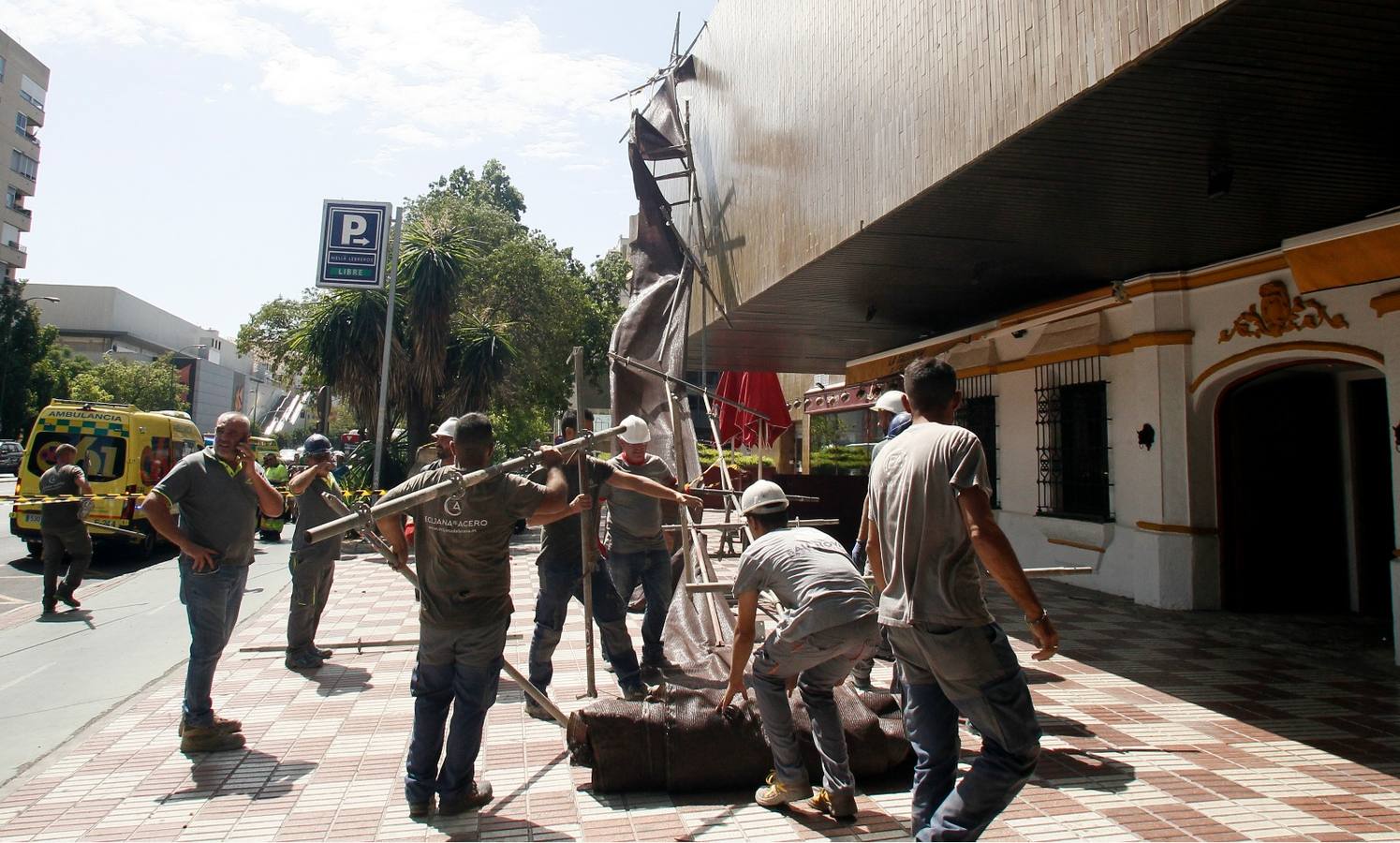 En imágenes, cae parte del andamiaje de la obra del hotel Los Lebreros de Sevilla