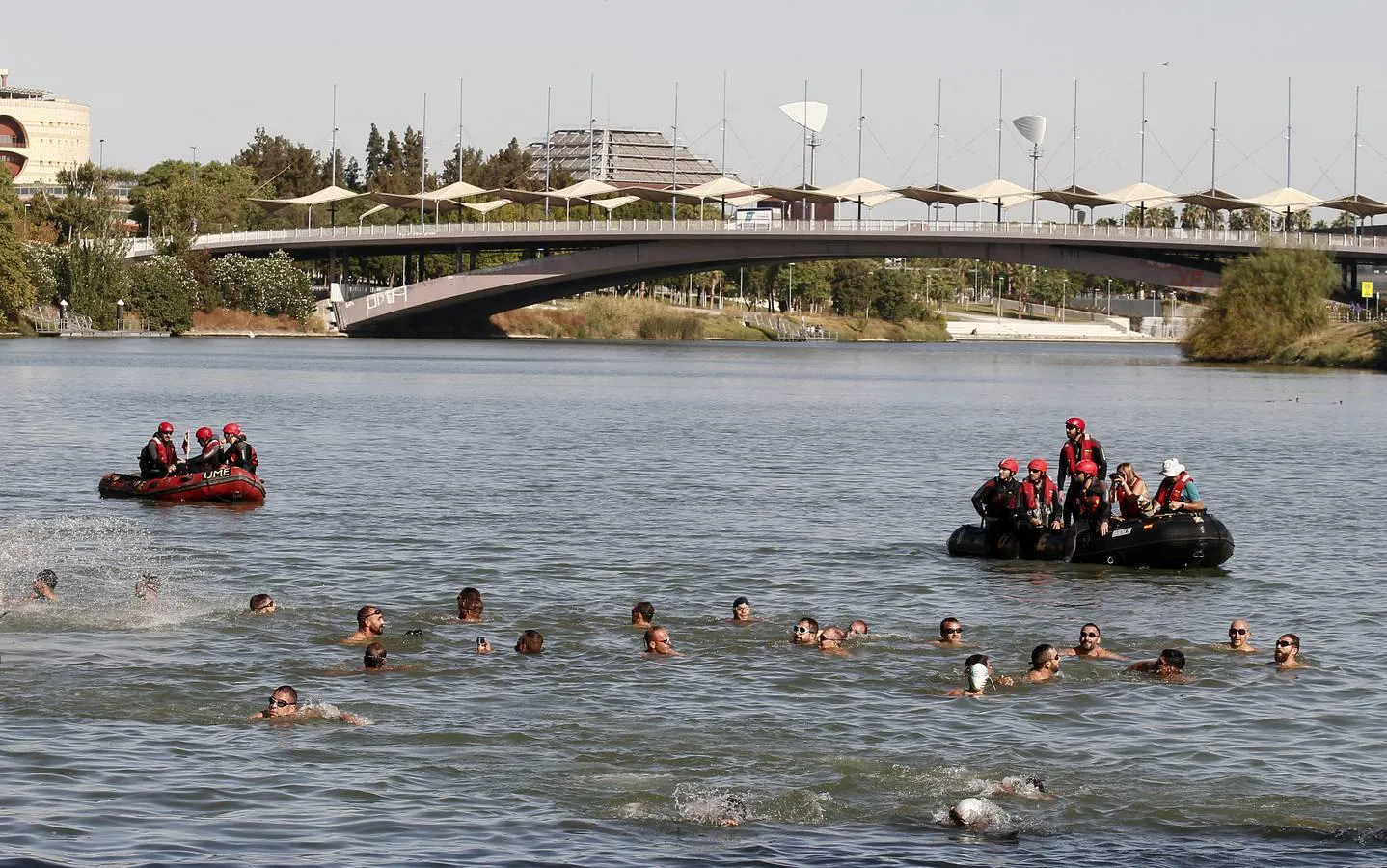 Travesía solidaria a nado por el Guadalquivir