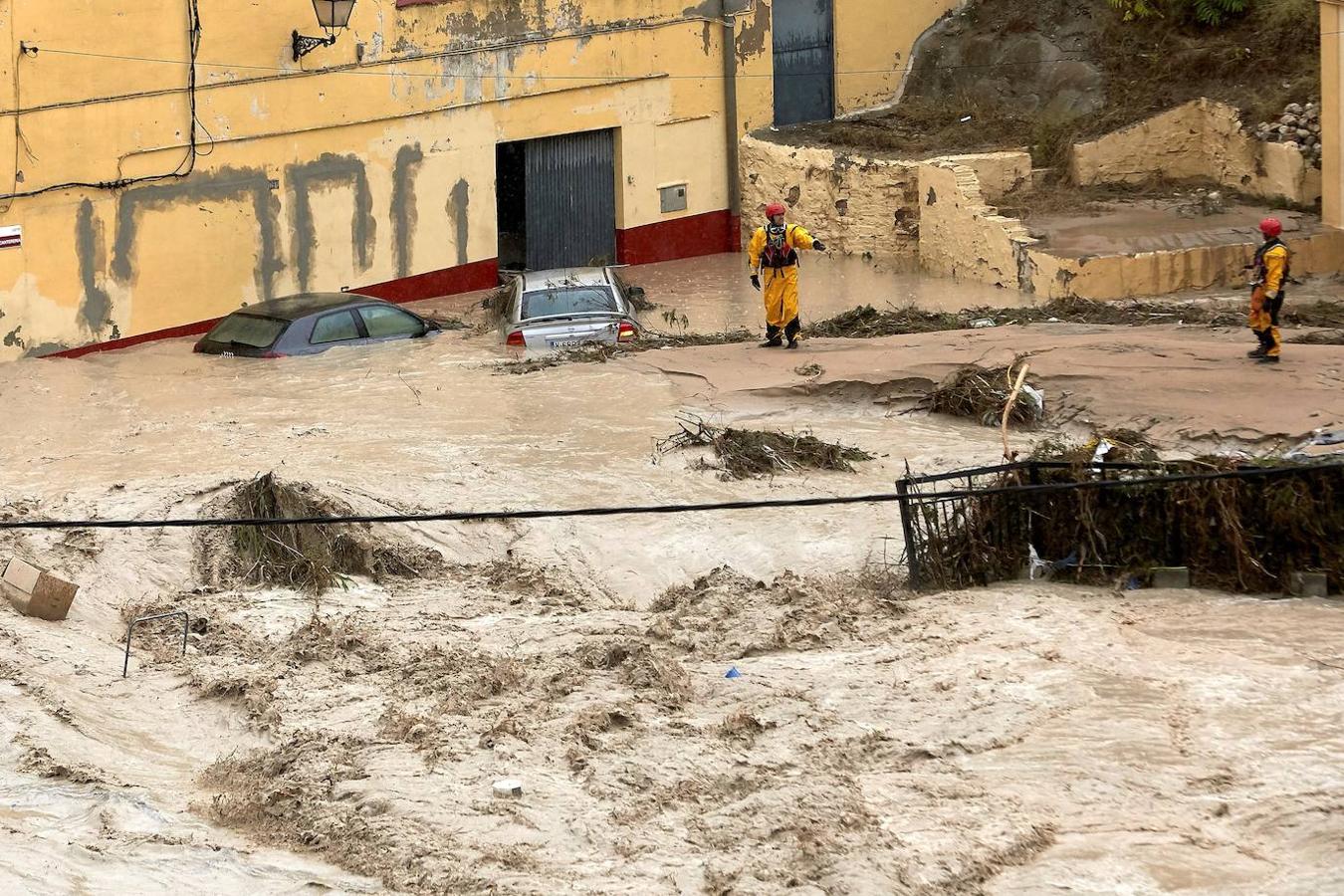 Miembros del equipo de rescate inspeccionan este jueves Ontinyent donde el río Clariano se ha desbordado a su paso por la localidad valenciana. 