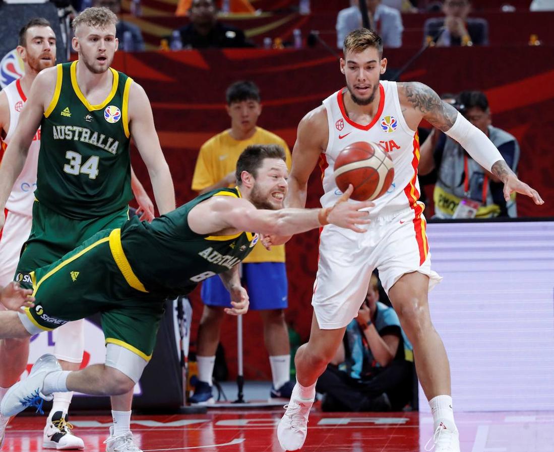 Hernangómez y Dellavedova pugnan por le balón. 