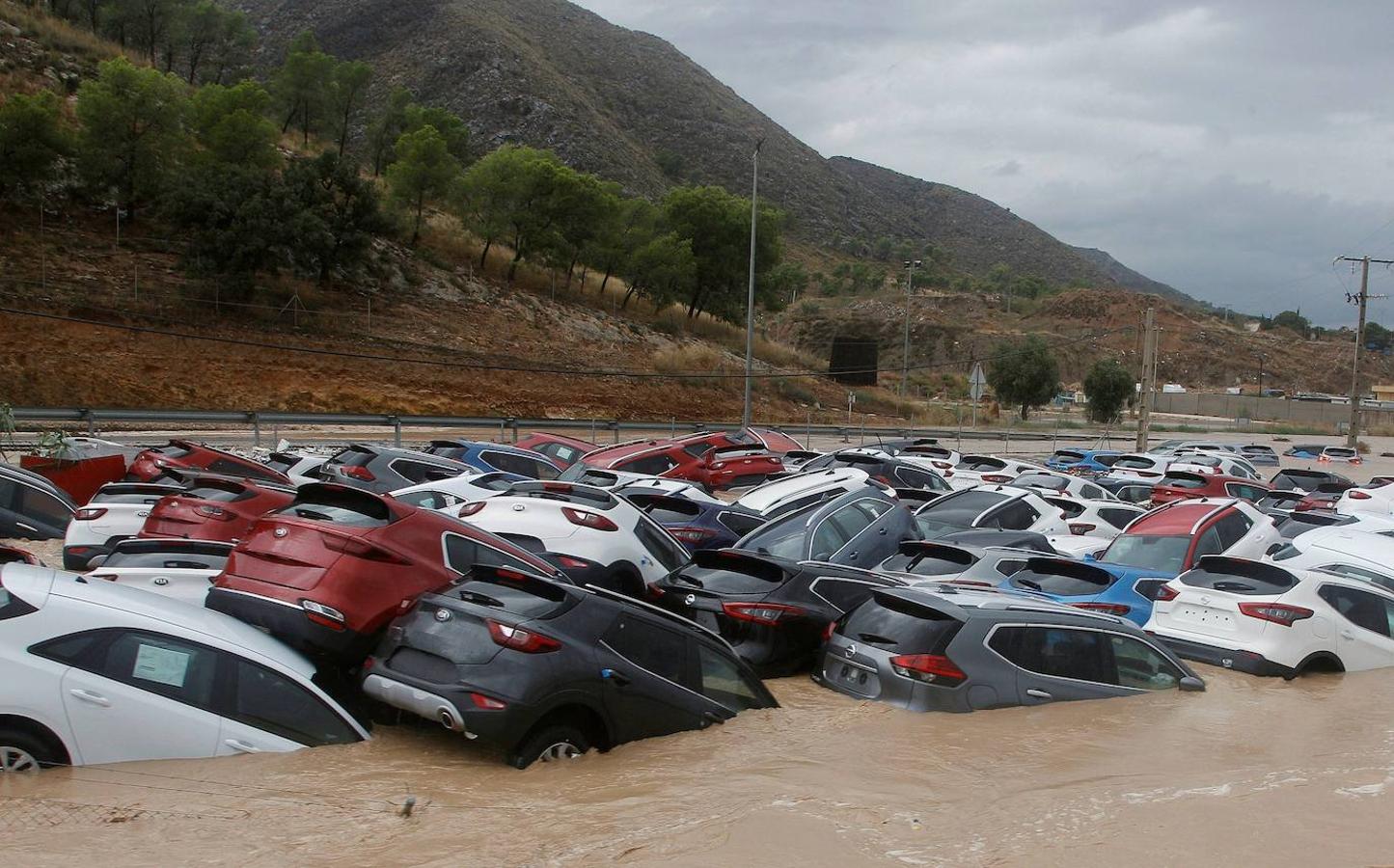 Ciento de coches inundados tras el paso de la Gota Fría en un depósito de vehiculos en Orihuela (Alicante). 