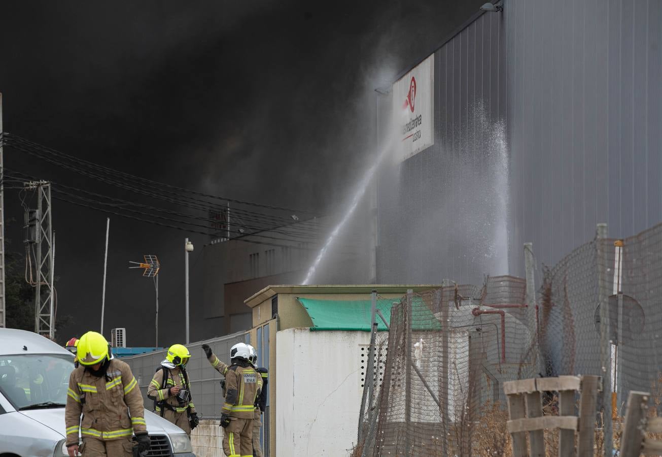 En imágenes, el incendio del patio de una nave industrial en Dos Hermanas