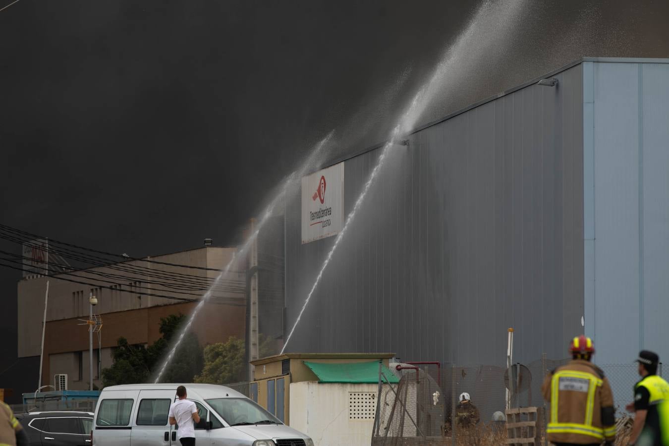 En imágenes, el incendio del patio de una nave industrial en Dos Hermanas