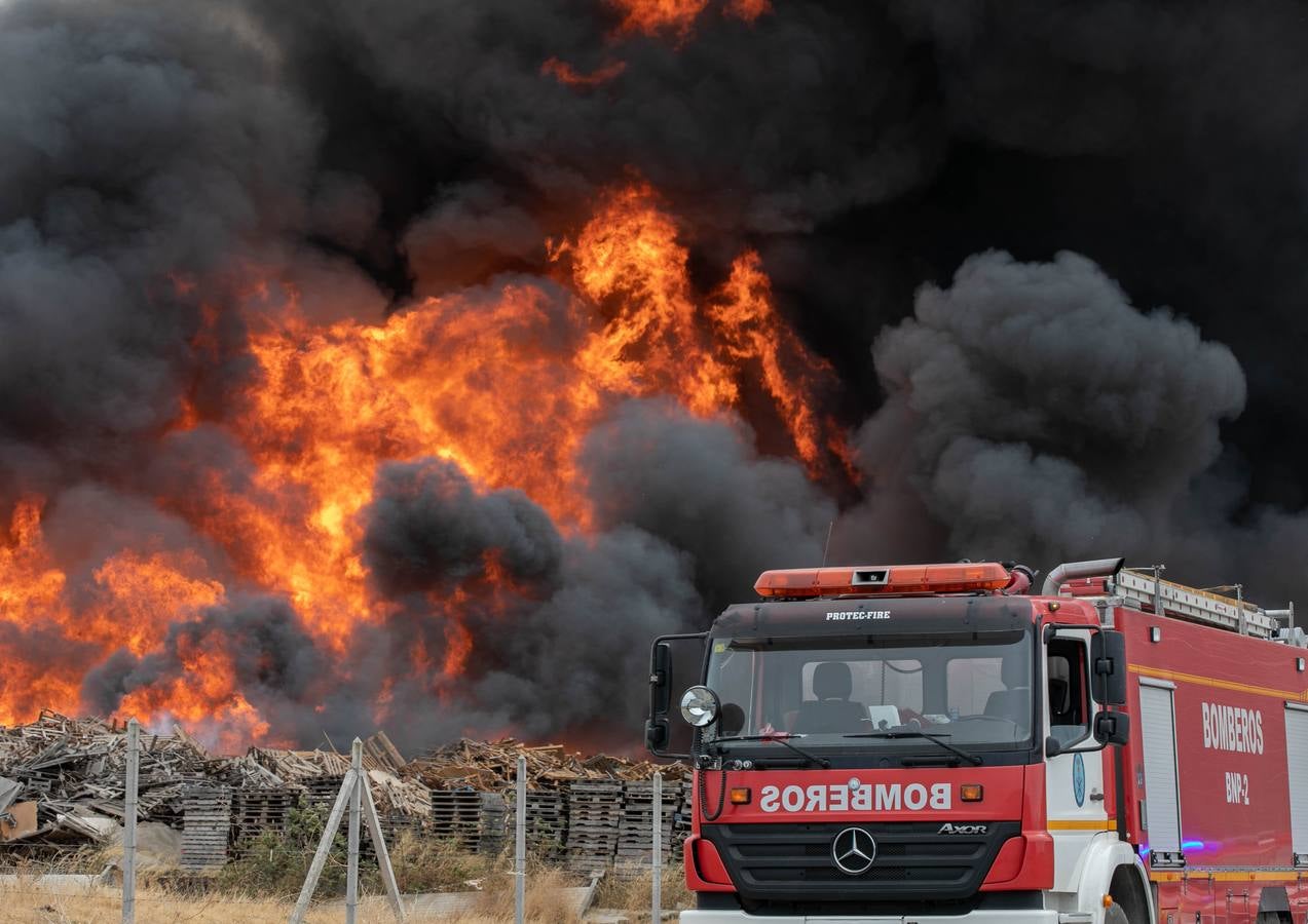 En imágenes, el incendio del patio de una nave industrial en Dos Hermanas