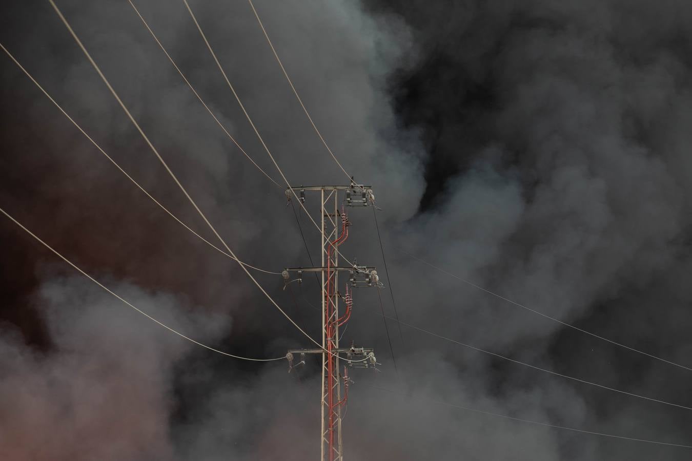 En imágenes, el incendio del patio de una nave industrial en Dos Hermanas