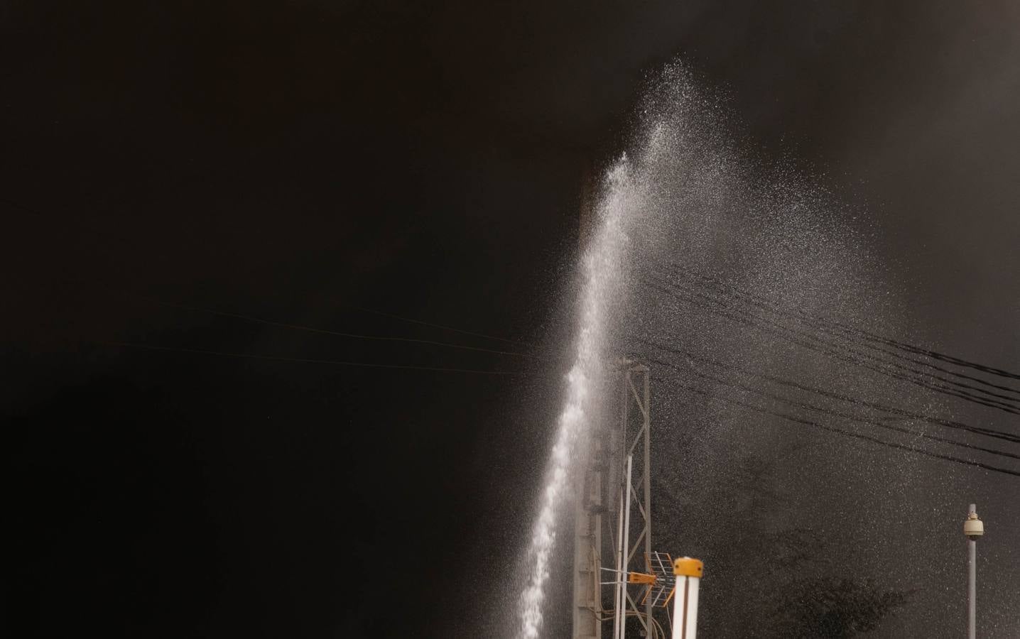 En imágenes, el incendio del patio de una nave industrial en Dos Hermanas