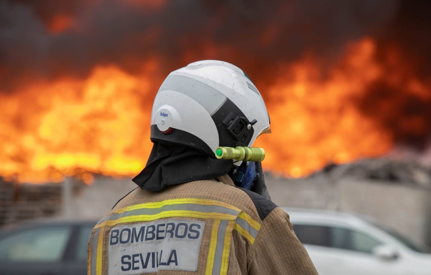 En imágenes, el incendio del patio de una nave industrial en Dos Hermanas