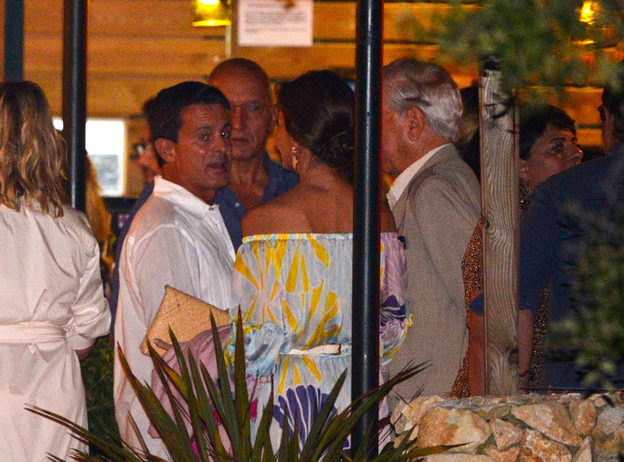 Isabel Preysler, Mario Vargas Llosa y Manuel Valls. La boda que se celebra este sábado será una ceremonia íntima y familiar, pero también acudirán algunos rostros conocidos. Isabel Preysler y Mario Vargas Llosa serán sin duda una de las parejas protagonistas del enlace.