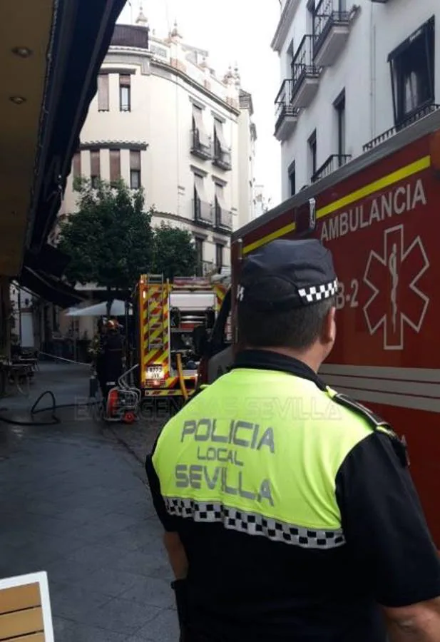 En imágenes, los trabajos de extinción del incendio de la calle Alemanes de Sevilla