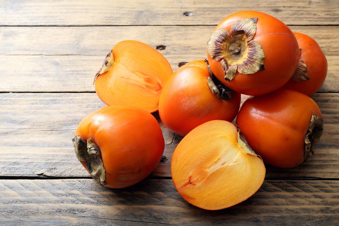 Caqui. Si te gusta esta fruta que puede comerse con cuchara sabrás que no puedes disfrutar de ella todo el año ya que comienzan a venderse los primeros caquis en octubre y finaliza su venta natural en diciembre. Es ideal en las dietas bajas en grasa y para las embarazadas.