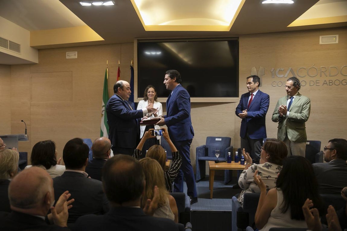 La charla de los alcaldes de Córdoba en el Colegio de Abogados, en imágenes