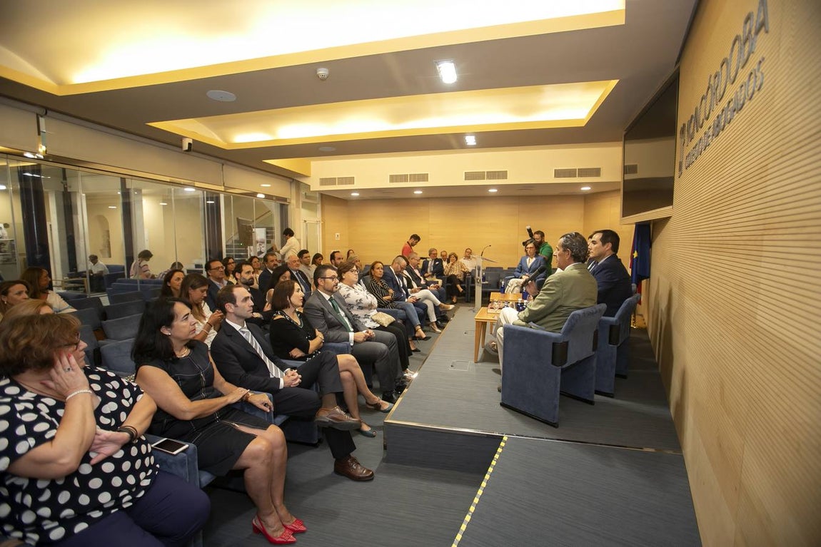 La charla de los alcaldes de Córdoba en el Colegio de Abogados, en imágenes