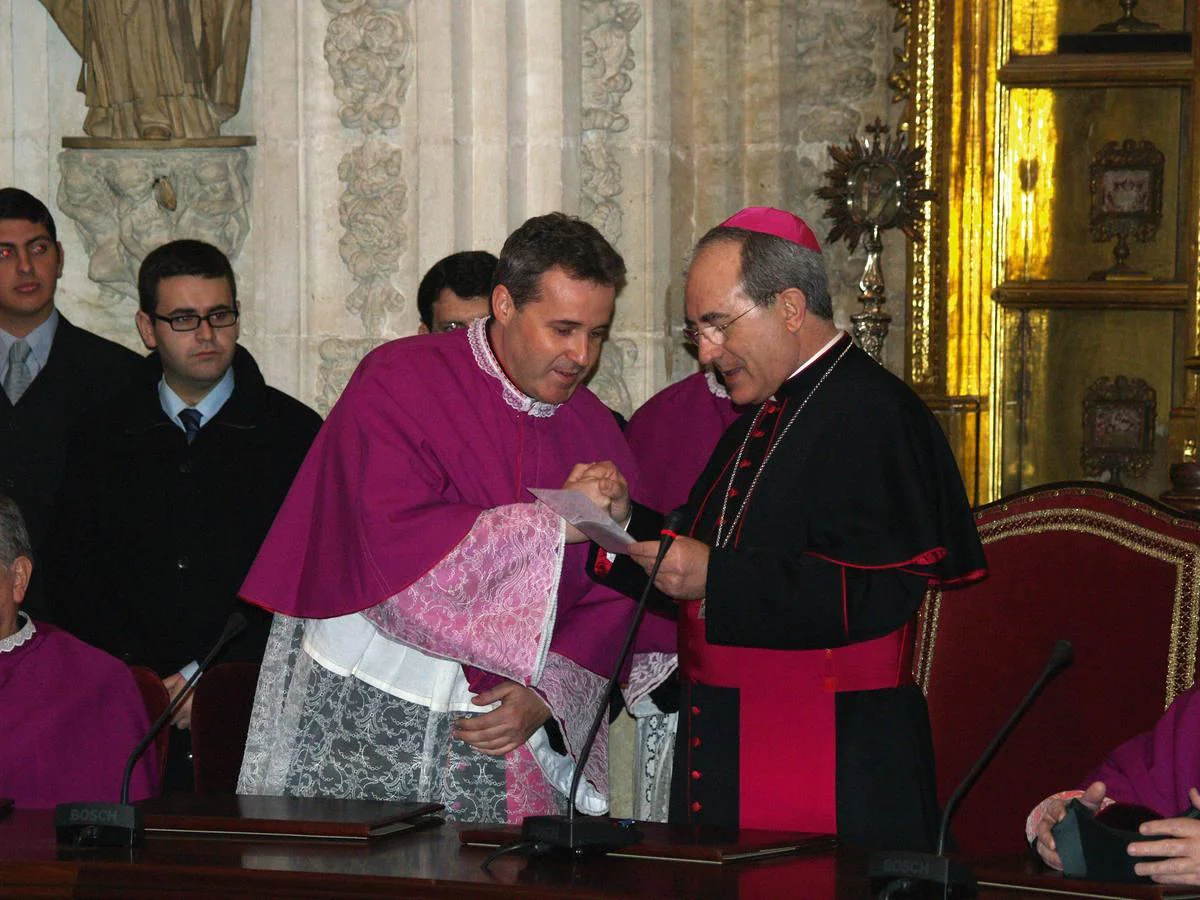 Junto a su amigo monseñor Iceta, cuando éste era canónigo de la catedral de Córdoba, un hombre al que ahora considera un posible sucesor