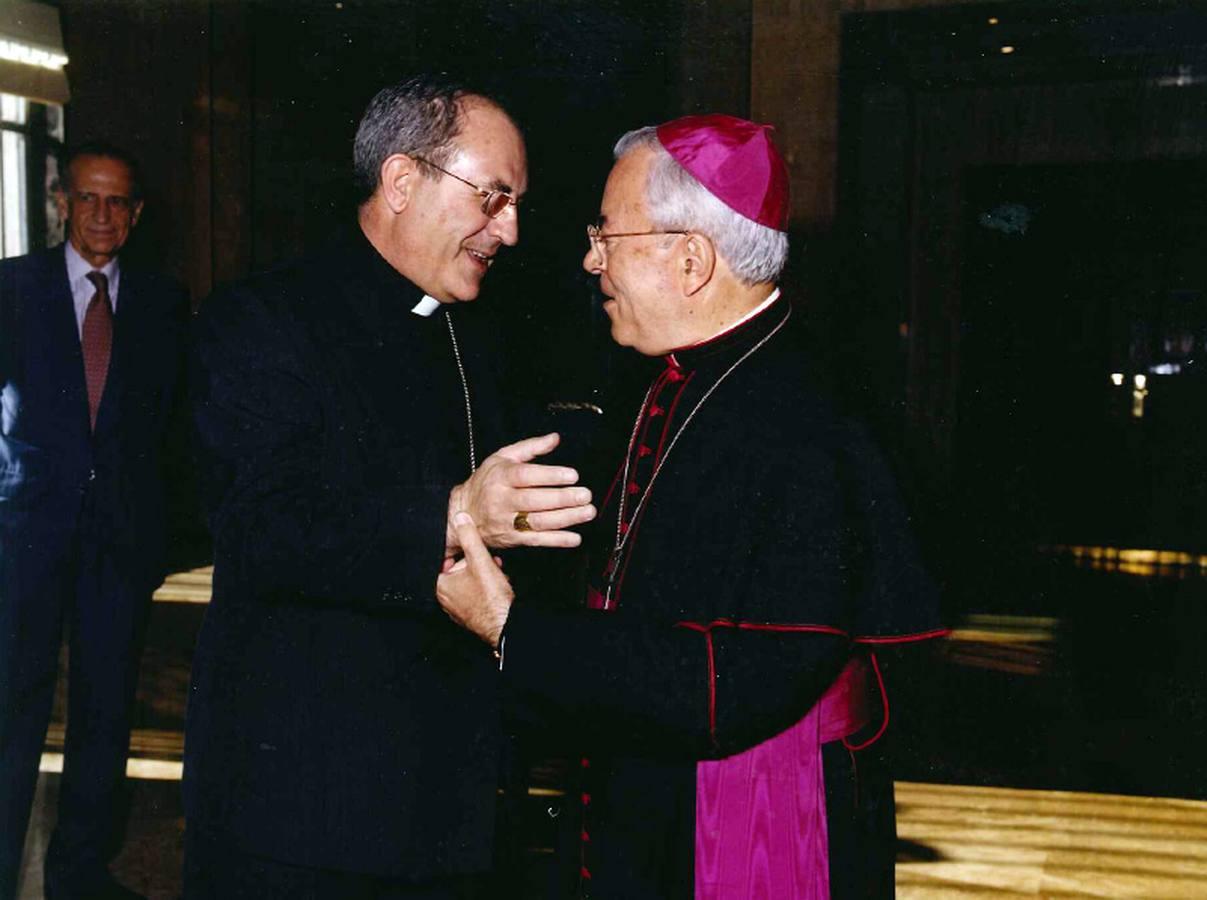 Manuel Monteiro, nuncio del Vaticano, saluda al arzobispo