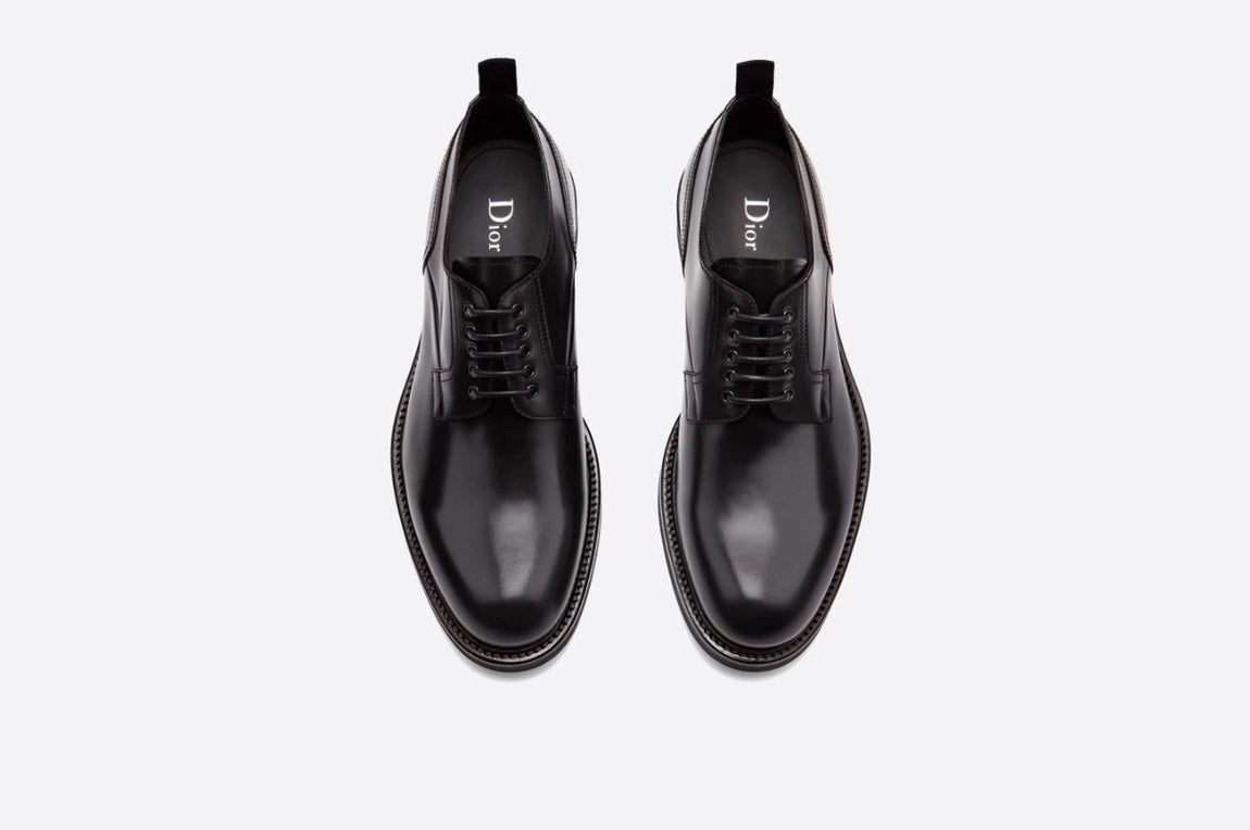 Y zapatos derby de piel de becerro negra, firma "Abeja" con láser (precio: 690€)