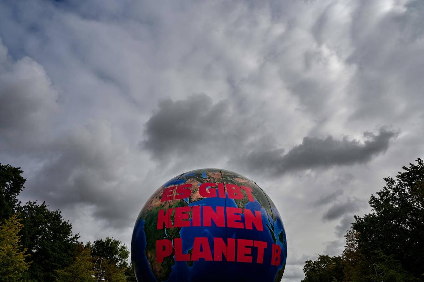 Globo hinchable de grandes dimensiones, con el lema «No hay planeta B», bajo el cielo de la capital alemana.. 